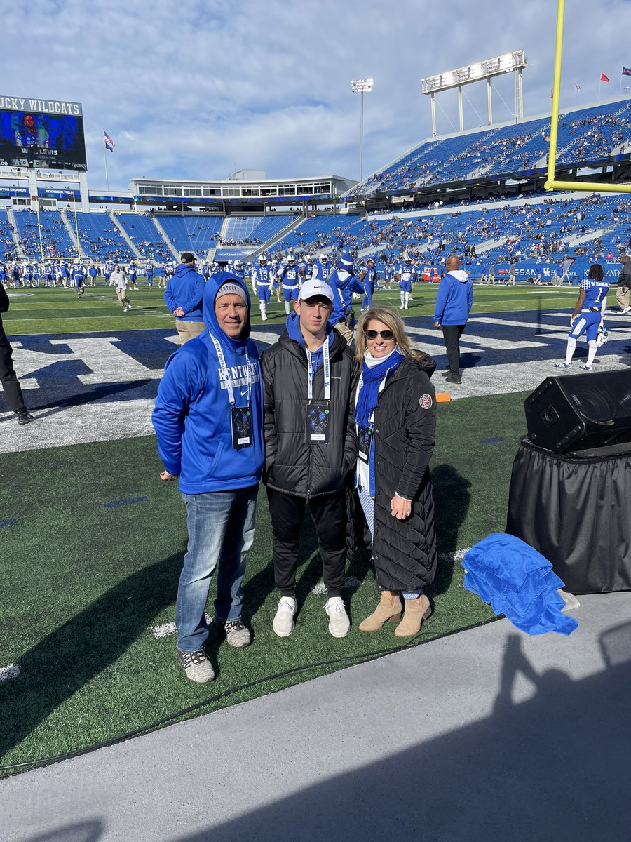 Cayden_Logsdon's tweet photo. Great game day visit at BBN! Thank you @UKCoachStoops @vincemarrow @Coach_Matsakis @Coachjset23 Nice to see some teammates from the past @octaviousoxend1 @isaiahbeasleyy @FBCoachThompson https://t.co/ck6iwspnwH