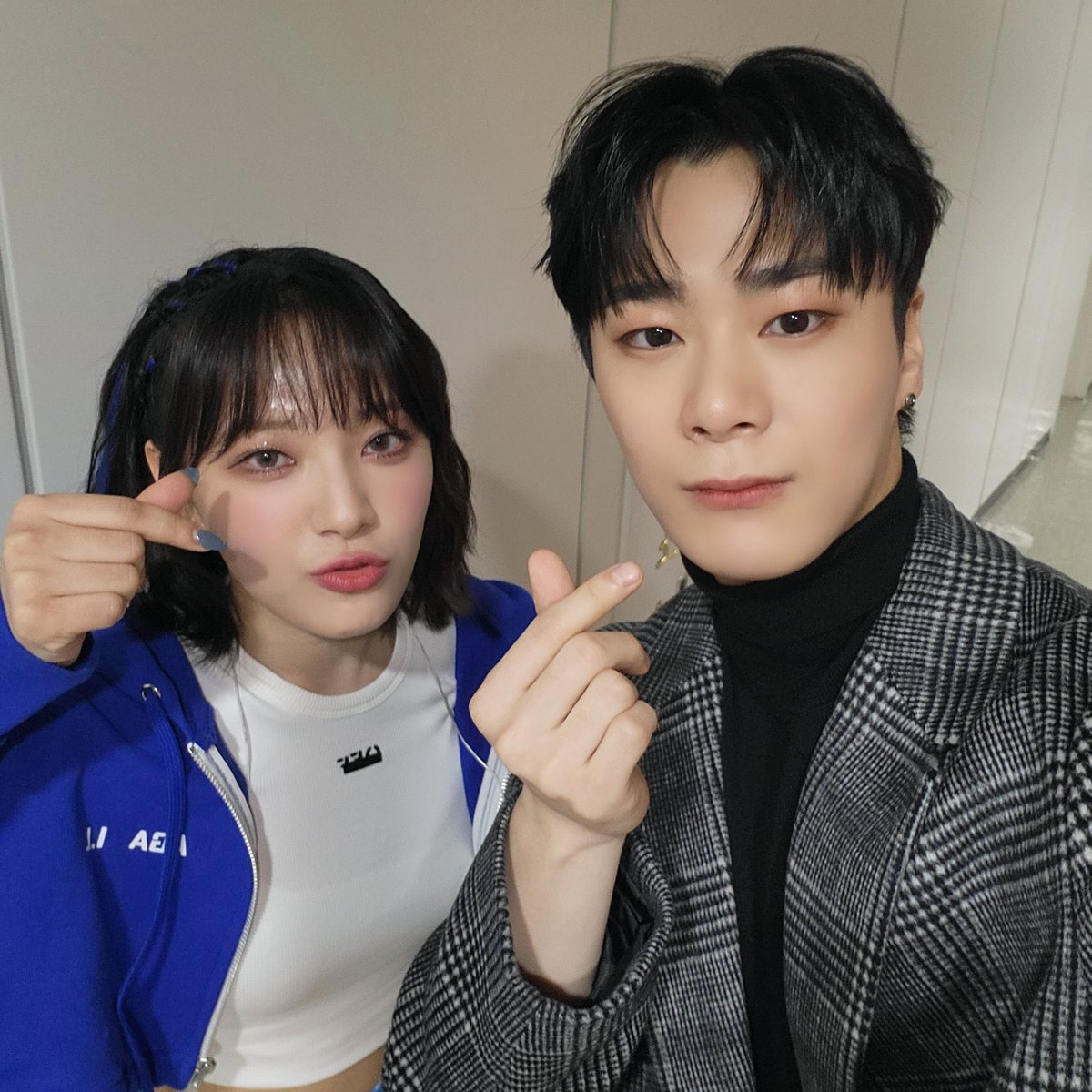 suuuuuamoon's tweet photo. 내 꿈이 이루어졌다ㅜㅜ
#billie #sua #moonbin #문남매 https://t.co/rZEoXmQgtB
