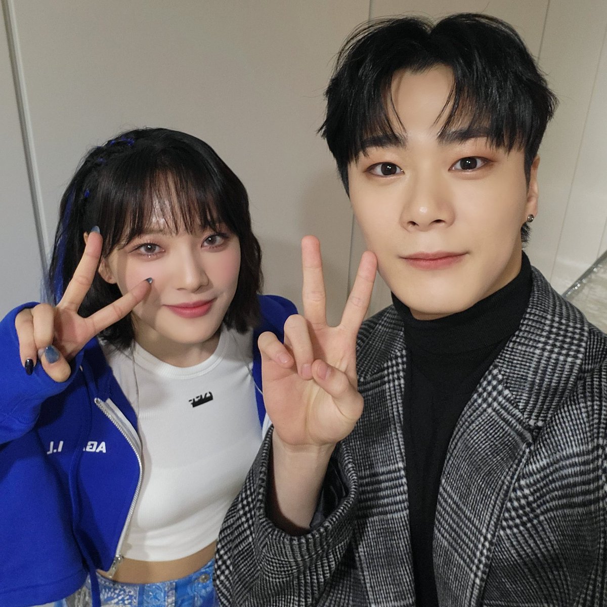 suuuuuamoon's tweet photo. 내 꿈이 이루어졌다ㅜㅜ
#billie #sua #moonbin #문남매 https://t.co/rZEoXmQgtB