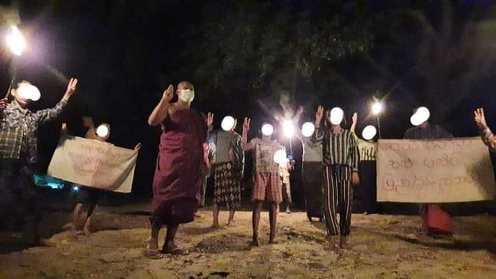 Mnla98479375's tweet photo. Regular Night strike to protest against The Military Dictatorship by a Buddhist monk and residents from #Pyigyidagon Tsp, #Mandalay. 

#RejectMurderousJunta
#Nov21Coup   
#WhatsHappeningInMyanmar https://t.co/KLed6NVZh4