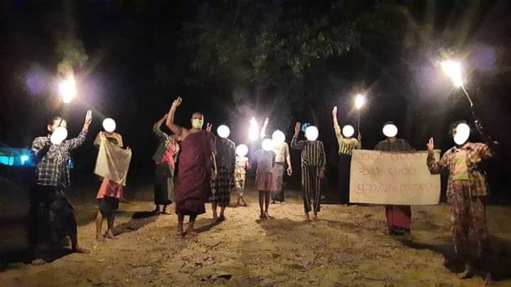 Mnla98479375's tweet photo. Regular Night strike to protest against The Military Dictatorship by a Buddhist monk and residents from #Pyigyidagon Tsp, #Mandalay. 

#RejectMurderousJunta
#Nov21Coup   
#WhatsHappeningInMyanmar https://t.co/KLed6NVZh4