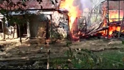 AbhiBaakiHai's tweet photo. #Agartala: A massive fire broke out at the Hampsapara Bru camp, under the #Panisagar subdivision on Sunday. Around 18 houses have been engulfed in flames.
The fire reportedly started due to an electric short circuit.
#Tripura https://t.co/C5sV9FEDIM