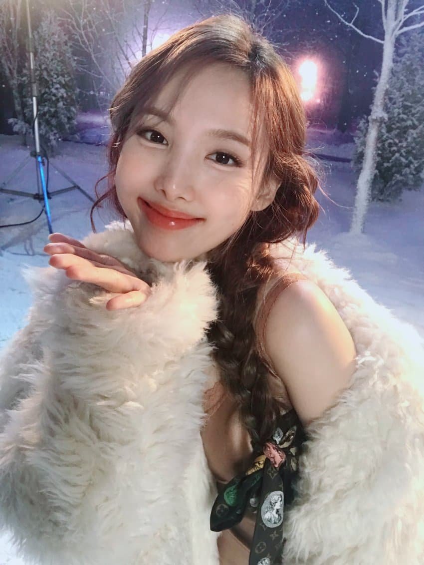 nayeon thinker #FormulaOfLove tweet media