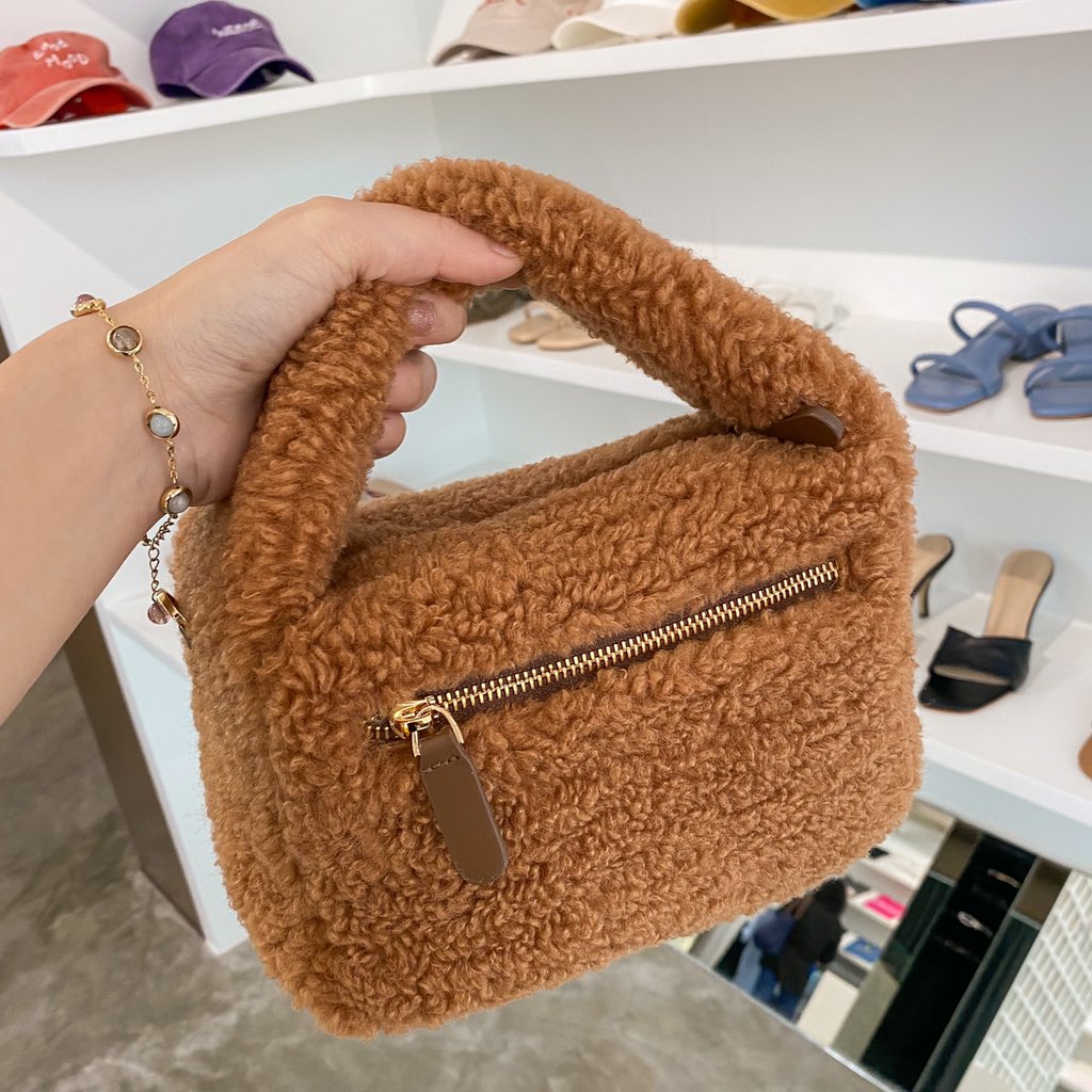 Hamkdy_'s tweet photo. ต้าวก้อนนนน วางสูงเกือบมองไม่เห็น5555555 น้องเท็ดดี้รุ่นใหม่ของ tallulah 🧸🥯☁️ สีเยอะมากกก นุ่มฟูสุด เมื่อวานไปร้าน tresสยาม แล้วเจอพอดี https://t.co/0U9c8V07Yu