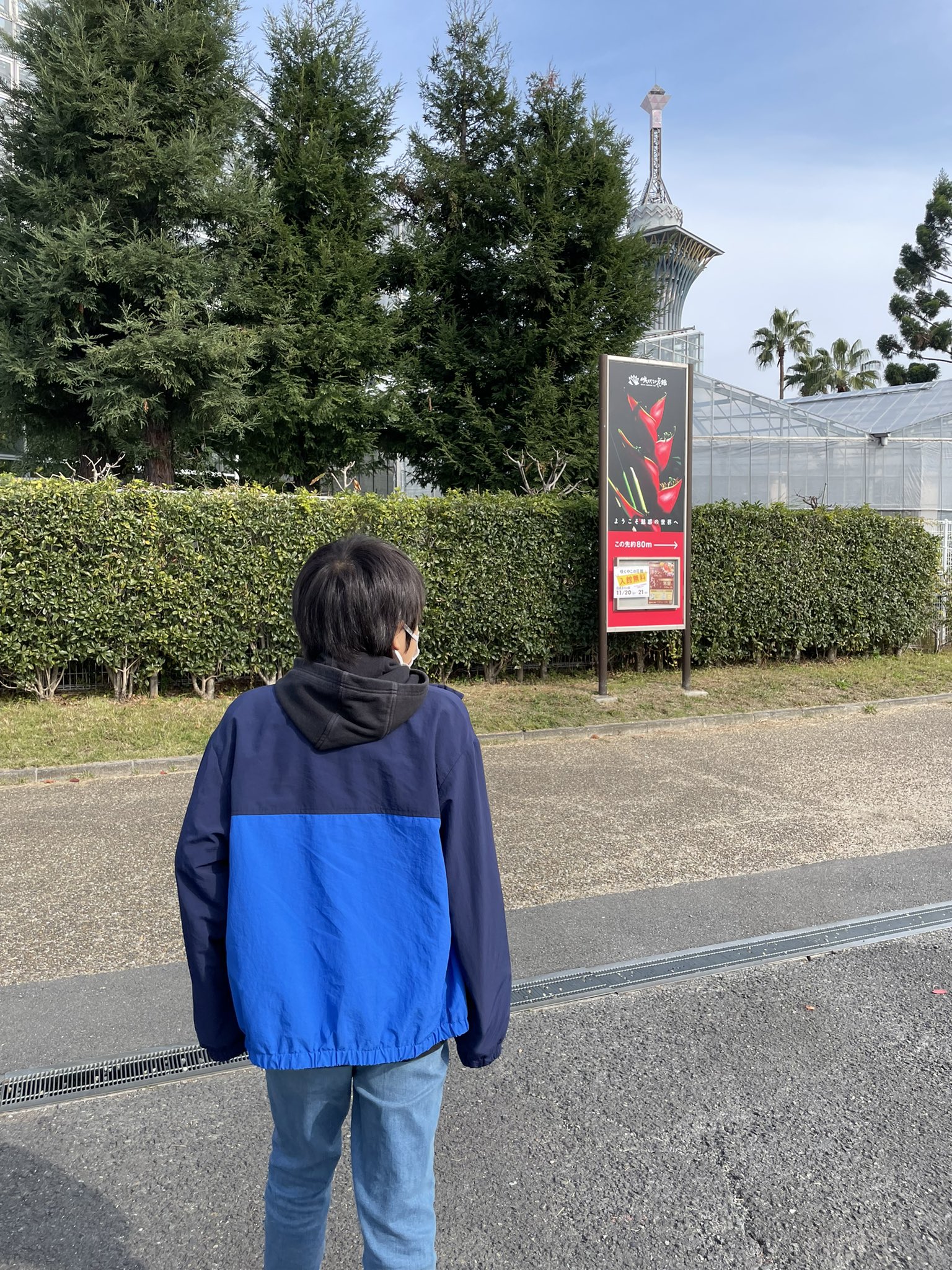 しゅー 今日は息子とデート W و و ﾌﾘﾌﾘ つるモビなる乗り物があると鶴見緑地公園に 広い公園をつるモビでうろちょろ世界のパビリオン等色々巡りました コレからお昼ご飯ーーー 仕事ばかりであんまり遊びに連れて行かれへんくてごめんよ