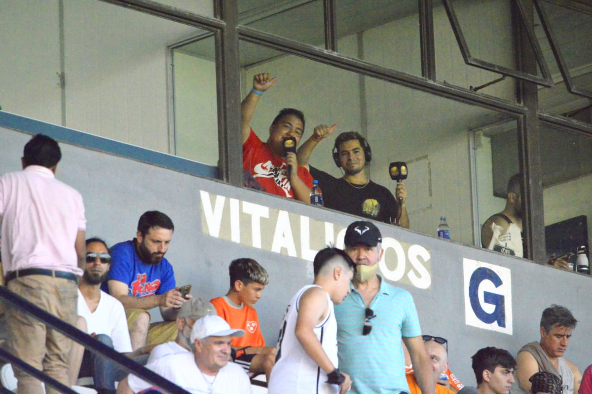 Leandropaz08's tweet photo. Transmitimos #berazategui vs #docksud en @CracksDelSur y Granega con un tremendo equipo 📻💪🏼 desde el estadio Centenario Ciudad de Quilmes. Partido de ida por el ascenso a la primera B Metro, empataron 0-0 y el próximo domingo se define en cancha del Docke🔥. https://t.co/3sQ8e92kSw