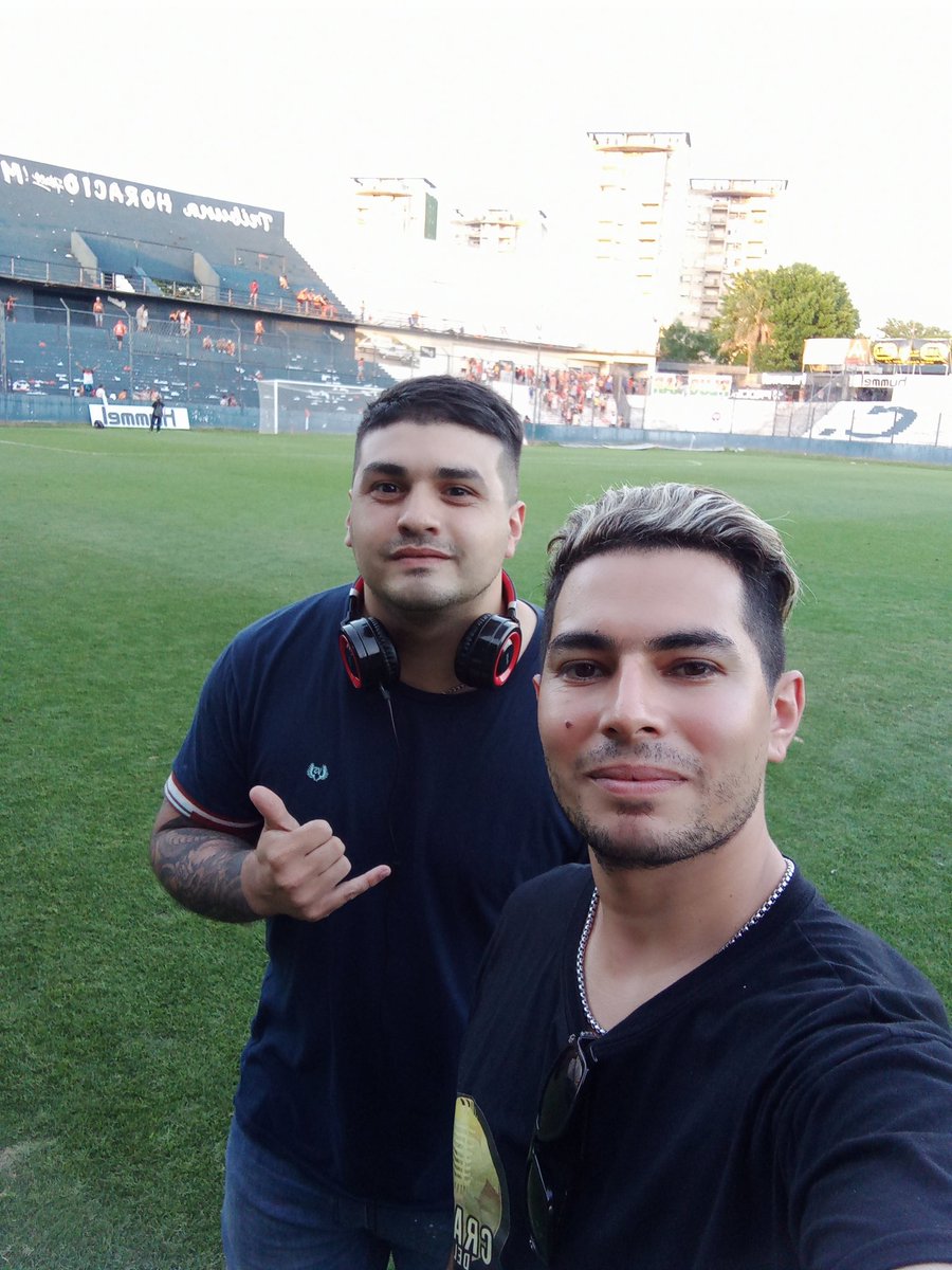 Leandropaz08's tweet photo. Transmitimos #berazategui vs #docksud en @CracksDelSur y Granega con un tremendo equipo 📻💪🏼 desde el estadio Centenario Ciudad de Quilmes. Partido de ida por el ascenso a la primera B Metro, empataron 0-0 y el próximo domingo se define en cancha del Docke🔥. https://t.co/3sQ8e92kSw