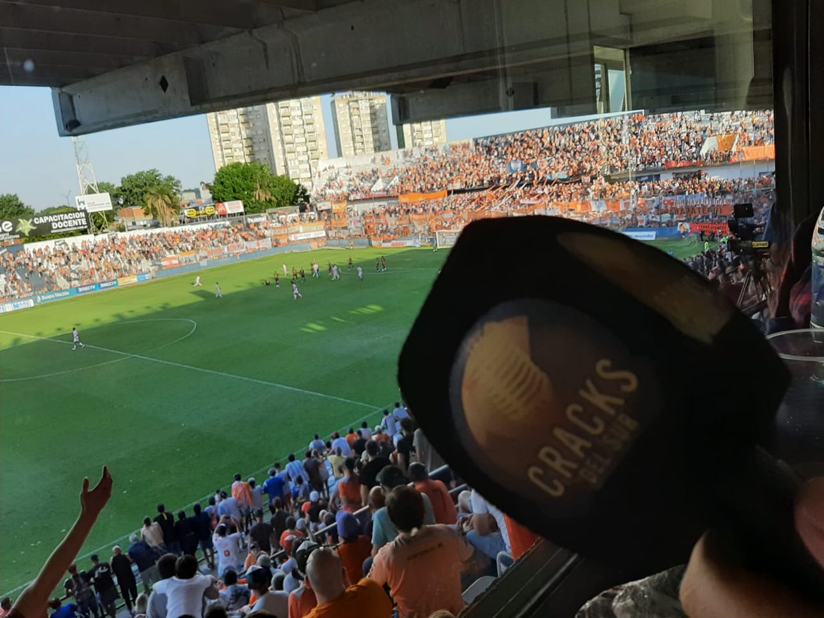 Leandropaz08's tweet photo. Transmitimos #berazategui vs #docksud en @CracksDelSur y Granega con un tremendo equipo 📻💪🏼 desde el estadio Centenario Ciudad de Quilmes. Partido de ida por el ascenso a la primera B Metro, empataron 0-0 y el próximo domingo se define en cancha del Docke🔥. https://t.co/3sQ8e92kSw
