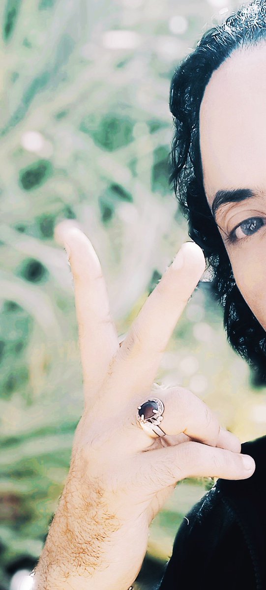 حياتي وجودك ياحبيبي جانبي 
وبعدك نار ليس   يطفأها وجود 
فأنت الذي في لحظ عينك مأمني 
وفي جفن عينك موطنا  خالي الحدود
انا من ملكت الكون يوم لقائنا 
وكنت بلا روح فصرت لي الخلود
 أسرت فؤادي بل تملكت مهجتي 
وفي شفتيك السجن ايضا مع القيود

    مقصودددددددة