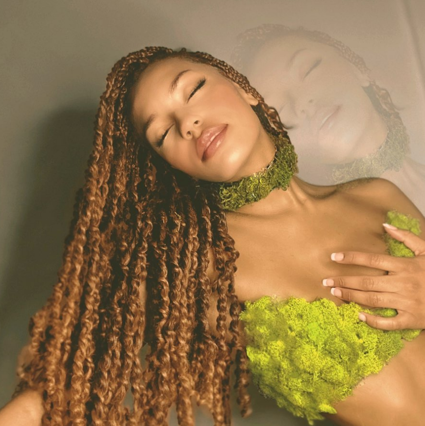 asheymann's tweet photo. they call me... poison ivy 🥀🌷✨ https://t.co/z2nEf7mPaR