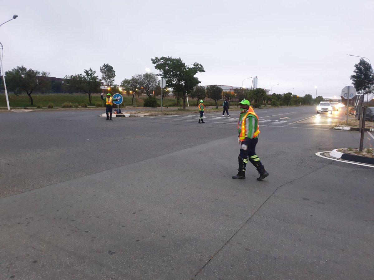 TrafficFreeflow's tweet photo. @TrafficFreeflow #Pointsmen ready and waiting for the cyclists too arrive #RideJoburg https://t.co/UUNE45HLN1