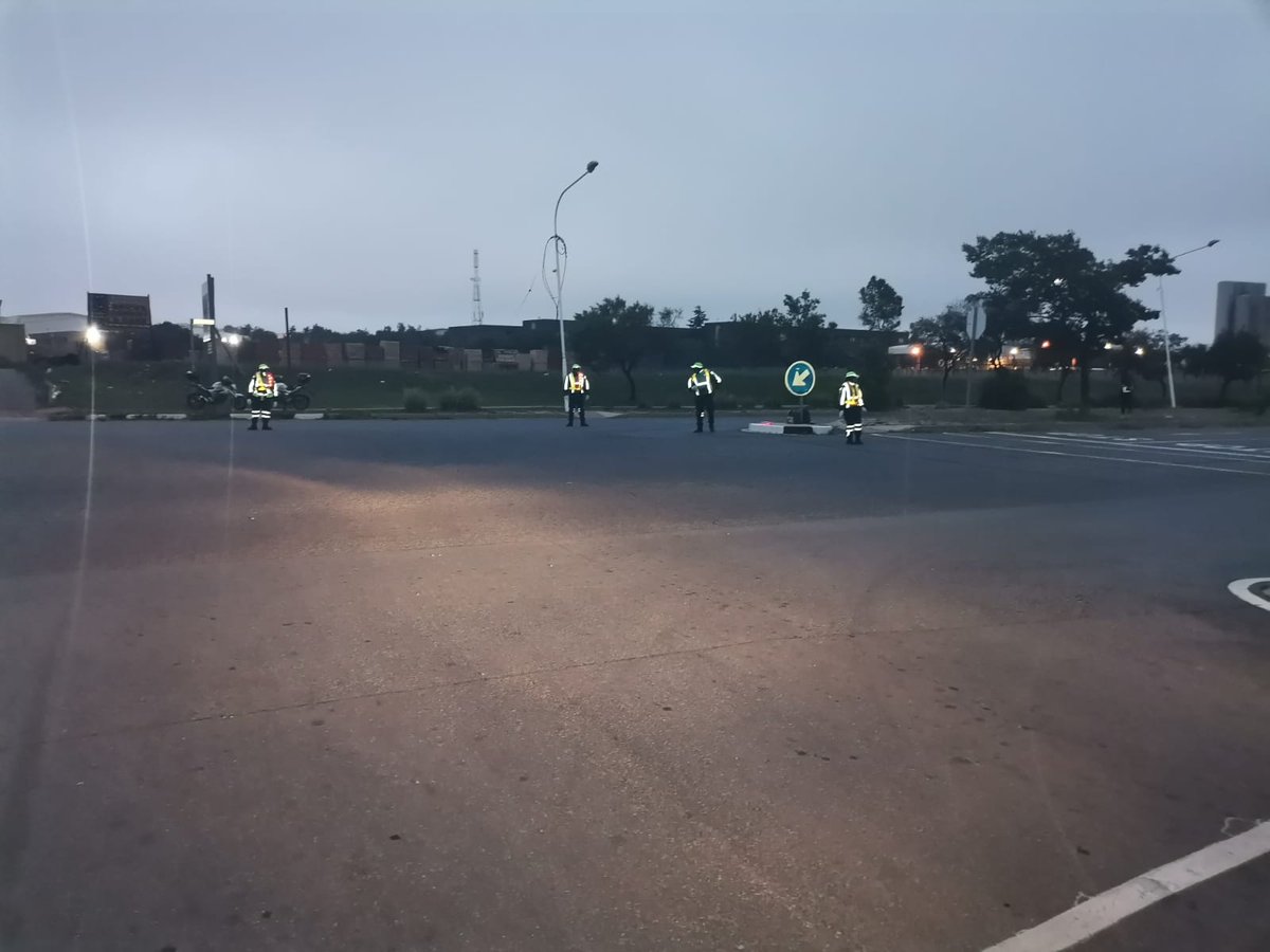 TrafficFreeflow's tweet photo. @TrafficFreeflow #Pointsmen ready and waiting for the cyclists too arrive #RideJoburg https://t.co/UUNE45HLN1