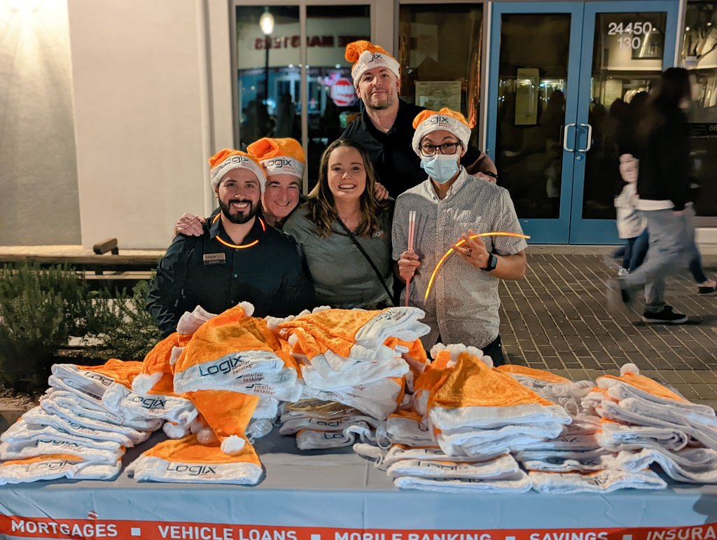 acalagias's tweet photo. Tonight's @santaclarita #LightUpMain #OldTownNewhall was a complete success! @LogixFCU staff &amp; the #community celebrated the start to the #holidayseason. We saw members &amp; friends! @HenryMayoHosp shared the block w/ us. #Happyholidays! 👏🎄🦌 #orangeweglad #Logixinthecommunity https://t.co/BIdZdYjhF2
