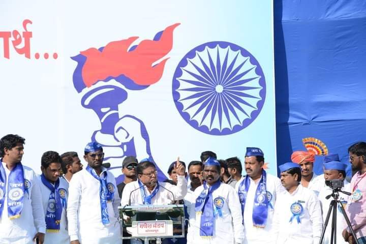 मा. वामन मेश्राम यह केवल नाम नहीं है। वामन मेश्राम एक आदर्श है,एक संघटक है,एक विचार है एक उद्देश है,एक शक्ती है,एक आत्मबल और आत्मविश्वास है दुज्या कांशीराम है जनांदोलन के प्रवर्तक है, बहुजनों का नेतृत्व है। स्वाभिमानी संकल्प दिन कि बहुजनों को मंगलकामनाएं..
#जनआंदोलन_का_संकल्प_दिन