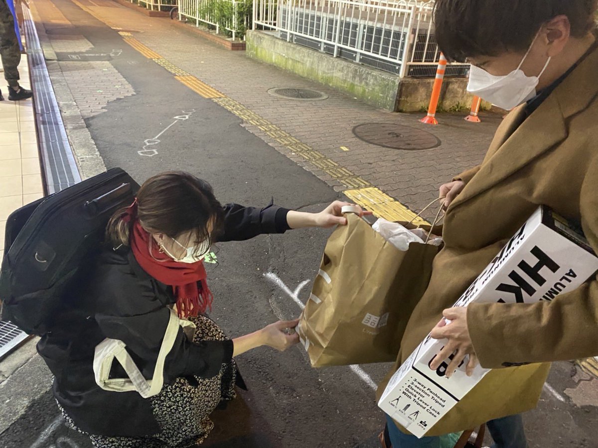 TresLiber's tweet photo. 荷物が多すぎて紙袋破れた立木氏
それを奇跡的に持ってたテープで修復している様子(道端) https://t.co/neay029OhE