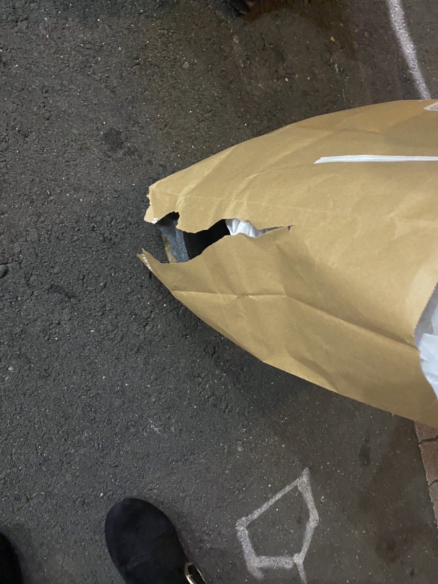 TresLiber's tweet photo. 荷物が多すぎて紙袋破れた立木氏
それを奇跡的に持ってたテープで修復している様子(道端) https://t.co/neay029OhE