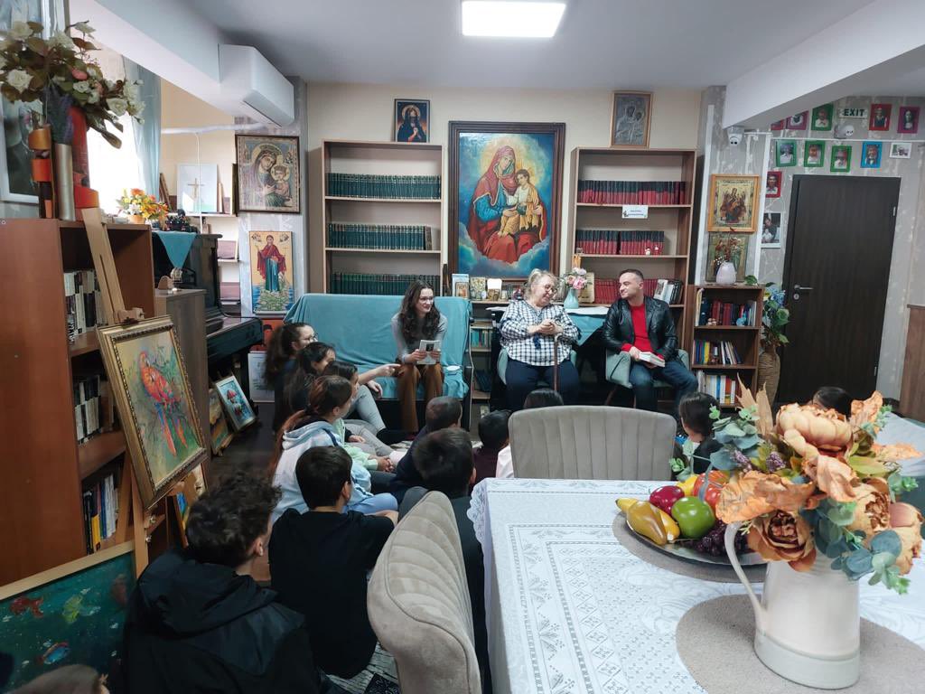 CioroiuMarius's tweet photo. Copilasii de la Mia’s children au o lumina aparte in ochișorii lor.
Din bunatatea lui Sfanta, Dumnezeu sa-i mangaie, eu i-am pus la inima pe toti!❤️
Multumesc Doamnei Mia Scarlat, ingerul lor pazitor! https://t.co/ArELXjBhF2