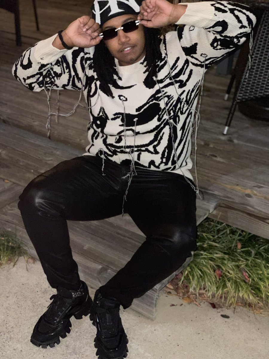 ZayLeaux's tweet photo. My closet throw more fits than a toddler💧🎸 https://t.co/f3s2Q2Uk2n