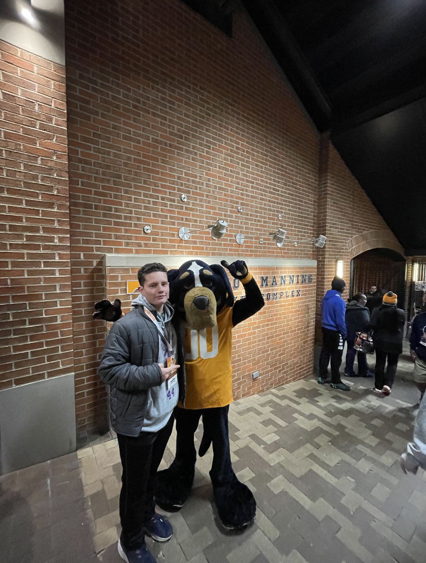 robbie_smith_11's tweet photo. Loved my visit at Tennessee tonight! Thanks ⁦@CoachMack_Tenn⁩ ⁦@coachjoshheupel⁩ ⁦@CoachGolesh⁩ for having me! ⁦@NCEC_Recruiting⁩ ⁦@NatlPlaymkrsAca⁩ ⁦@CSmithScout⁩ ⁦@BallHawkU⁩ ⁦@FRHS_Football⁩ https://t.co/y2i7lGetu6