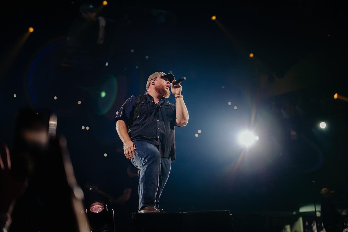 901Music's tweet photo. .@lukecombs at @FedExForum in Memphis tonight.

📸 @NathanArmstrong https://t.co/lxMPJHFKTM