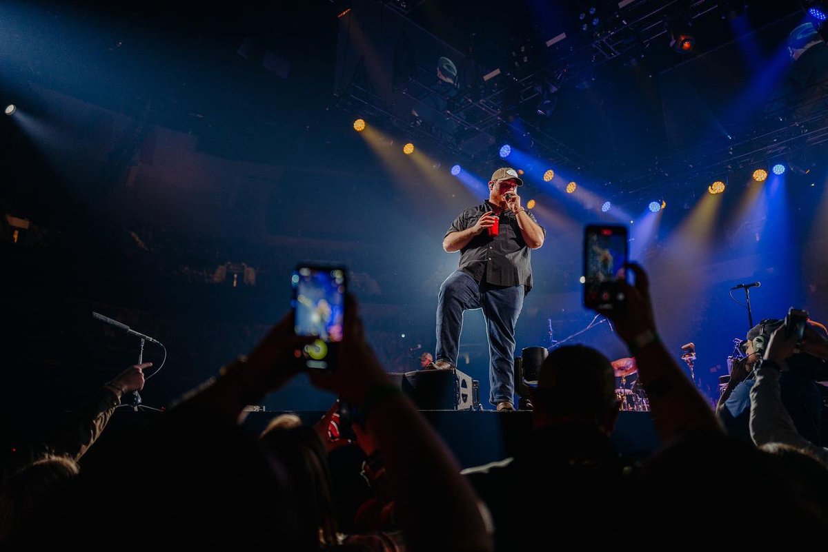 901Music's tweet photo. .@lukecombs at @FedExForum in Memphis tonight.

📸 @NathanArmstrong https://t.co/lxMPJHFKTM