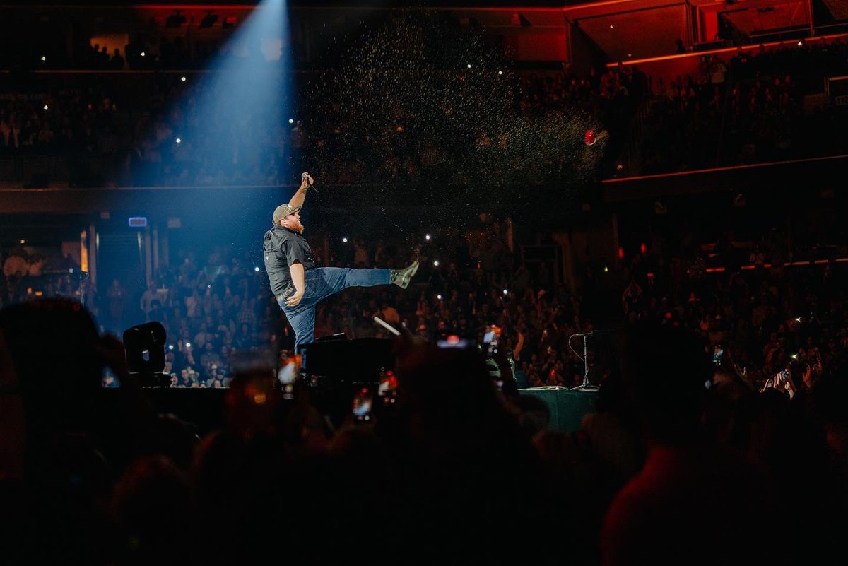 901Music's tweet photo. .@lukecombs at @FedExForum in Memphis tonight.

📸 @NathanArmstrong https://t.co/lxMPJHFKTM