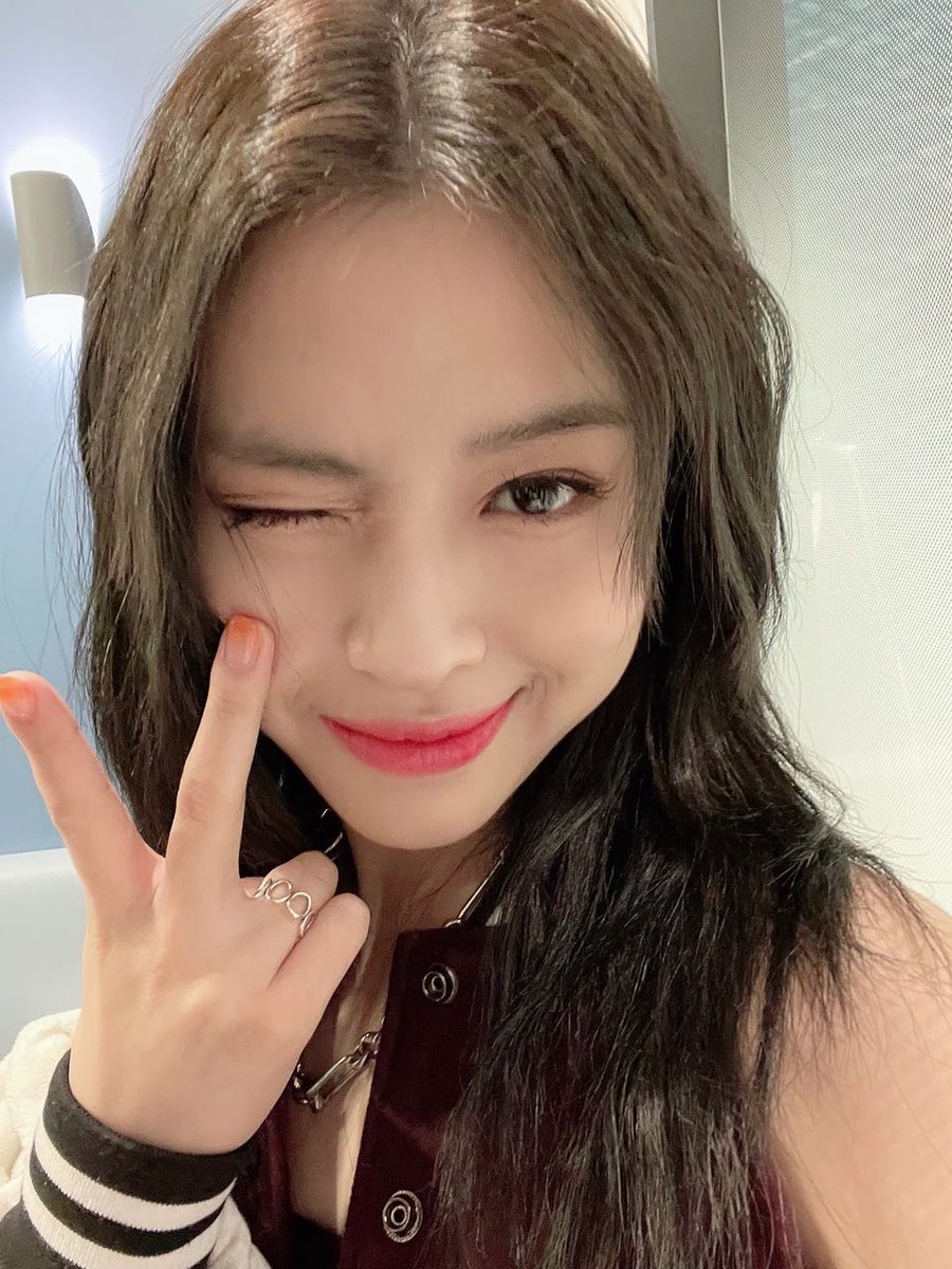 AthlosX's tweet photo. Artist of the Year 2021
#ITZY #CHAERYEONG #RYUJIN #YEJI #AOTM_Ryujin #AOTM_YEJI #AOTM_CHAERYEONG https://t.co/STsbZcMO38