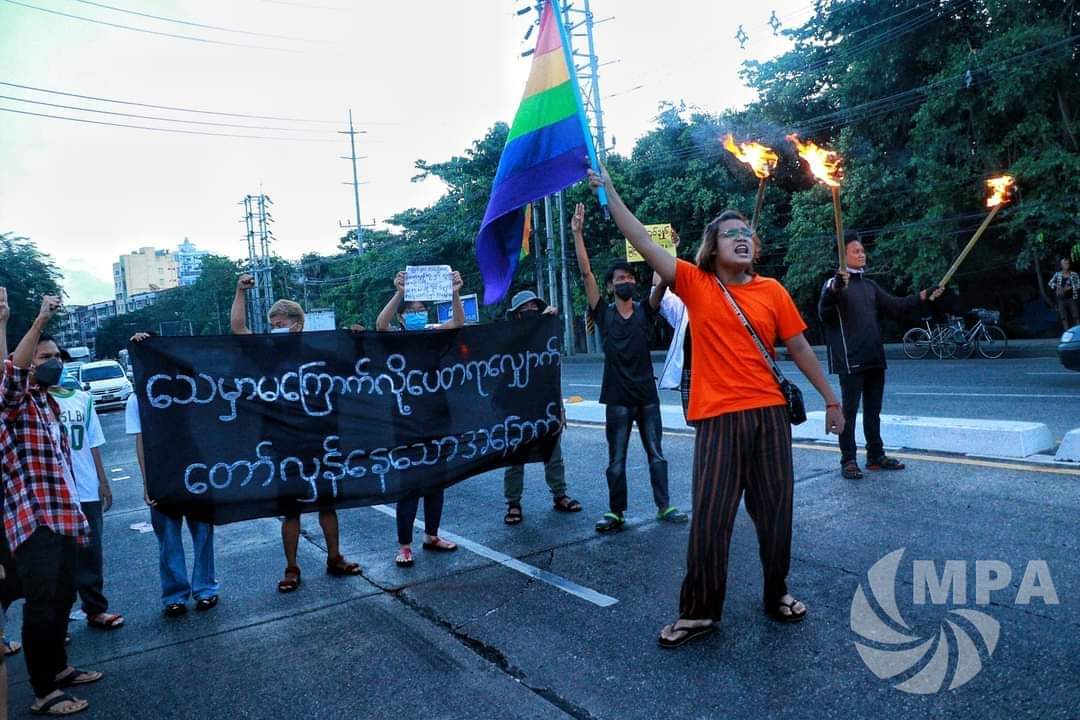 LeeDam_3's tweet photo. The people who are LGBT in #Yangon took to the streets on Sunday Morning to show their opposition to the military regime, undaunted by junta crackdowns and arrests.
#RejectMurderousJunta
#Nov21Coup   
#WhatsHappeningInMyanmar https://t.co/VRLhsTftEn
