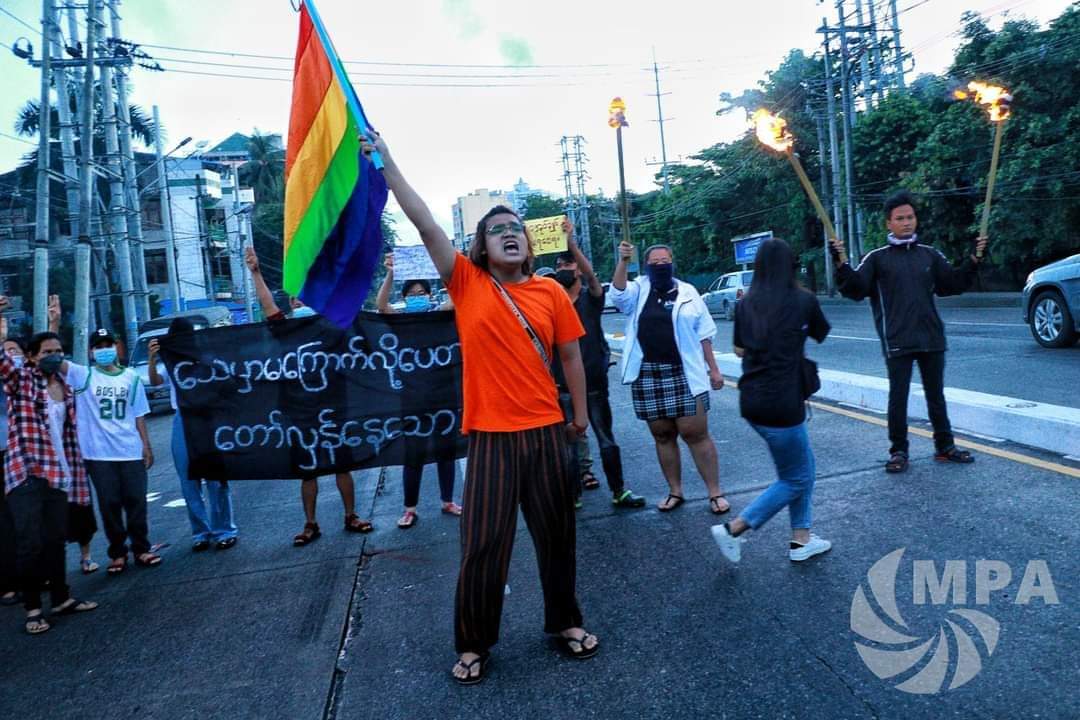 LeeDam_3's tweet photo. The people who are LGBT in #Yangon took to the streets on Sunday Morning to show their opposition to the military regime, undaunted by junta crackdowns and arrests.
#RejectMurderousJunta
#Nov21Coup   
#WhatsHappeningInMyanmar https://t.co/VRLhsTftEn
