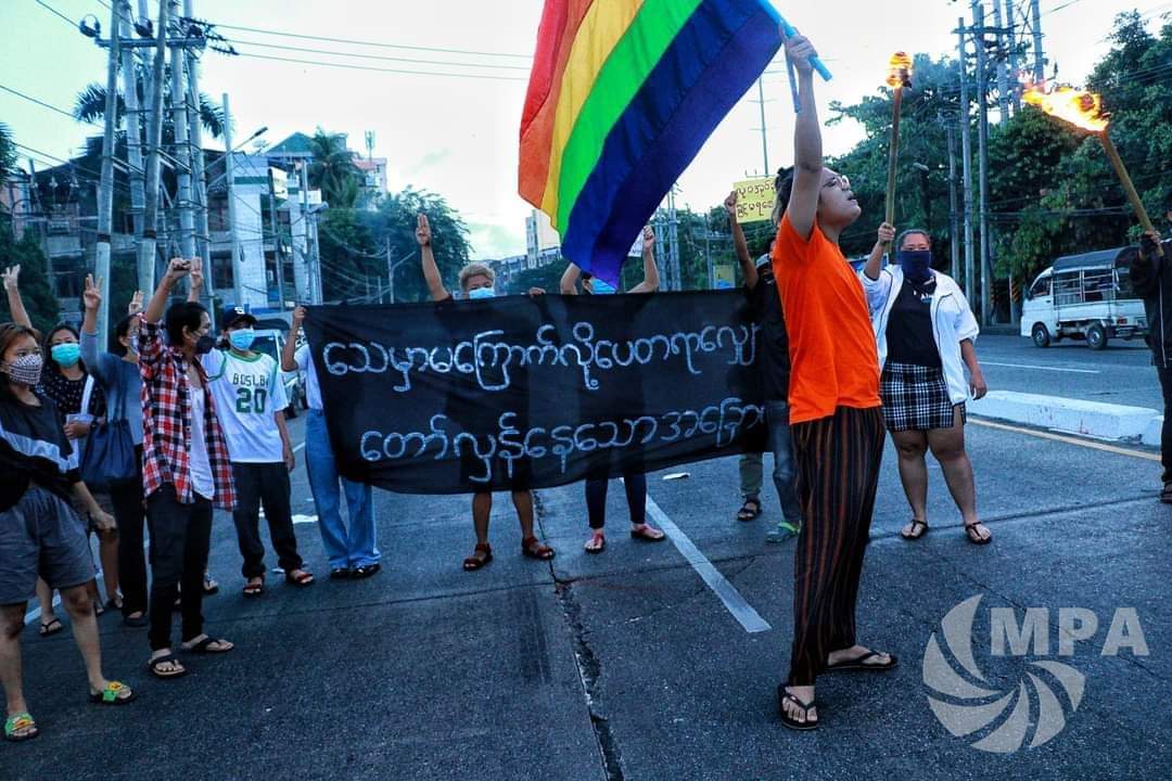 LeeDam_3's tweet photo. The people who are LGBT in #Yangon took to the streets on Sunday Morning to show their opposition to the military regime, undaunted by junta crackdowns and arrests.
#RejectMurderousJunta
#Nov21Coup   
#WhatsHappeningInMyanmar https://t.co/VRLhsTftEn
