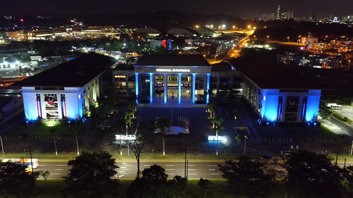UNICEFPanama's tweet photo. El @tepanama de #Panama se ilumina #DeAzul en el #DiaMundialDeLaInfancia en apoyo a @unicef para de cada niño y niña goce los #derechos consignados en la Convención sobre los Derechos del Niño. #GoBlue #PlayALaEducacion @uniceflac https://t.co/Kqfsn9b4eT