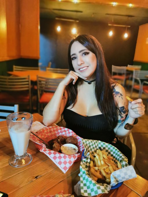 Unas alitas deliciosas 🤤🥰😍 y ahora a la casa de la pi&ntilde;a! All&aacute; nos vemos 😍😈 https://t.co/ZfB1XnGzv0<a href="/tag/exhibition"class="tags"><span>#exhibition</span></a><a href="/tag/doggingwife"class="tags"><span>#doggingwife</span></a><a href="/tag/exhibitpublic"class="tags"><span>#exhibitpublic</span></a>