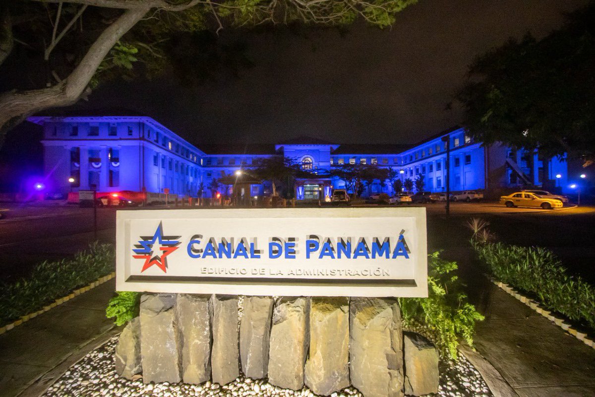 UNICEFPanama's tweet photo. El emblemático @canaldepanama se ilumina #DeAzul para contribuir a construir un presente y un futuro mejor para los niños, niñas y adolescentes en el #DiaMundialDeLaInfancia 🇵🇦Este año clamamos para que cada niño regrese a la escuela #PlayALaEducacion @thepanamacanal @unicef https://t.co/FGy4pPLpSe