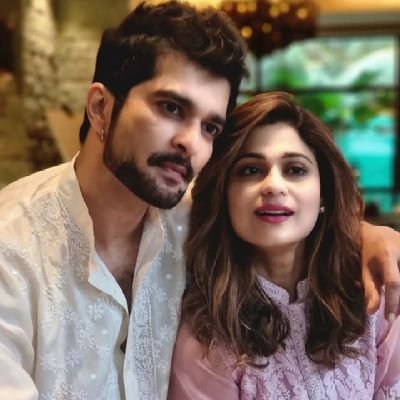 Ayan Mithia (@ayan_mithia) on Twitter photo she’s back in the #BiggBoss house!
<a href="/ShamitaShetty/">Shamita Shetty 🦋</a> 😘
Go, SHOWSTOPPER SHAMITA 📢
.
.
.
#ShamitaShetty #ShamitaIsTheBoss #ShamitasTribe #BB15 she’s back in the #BiggBoss house!
<a href="/ShamitaShetty/">Shamita Shetty 🦋</a> 😘
Go, SHOWSTOPPER SHAMITA 📢
.
.
.
#ShamitaShetty #ShamitaIsTheBoss #ShamitasTribe #BB15