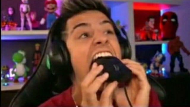 LOUDgg's tweet photo. É AGORA A CATEGORIA STREAMER DO ANO TO ENRVOUSER MEU DEUS DO CEU VAMOOOOOOOOOO @loud_victor TAMO TORCENDO MUITO POR VOCÊ 💚 

CORINGA NO ESPORTS AWARDS 
LOUD NO ESPORTS AWARDS https://t.co/kYGRlXrz1E