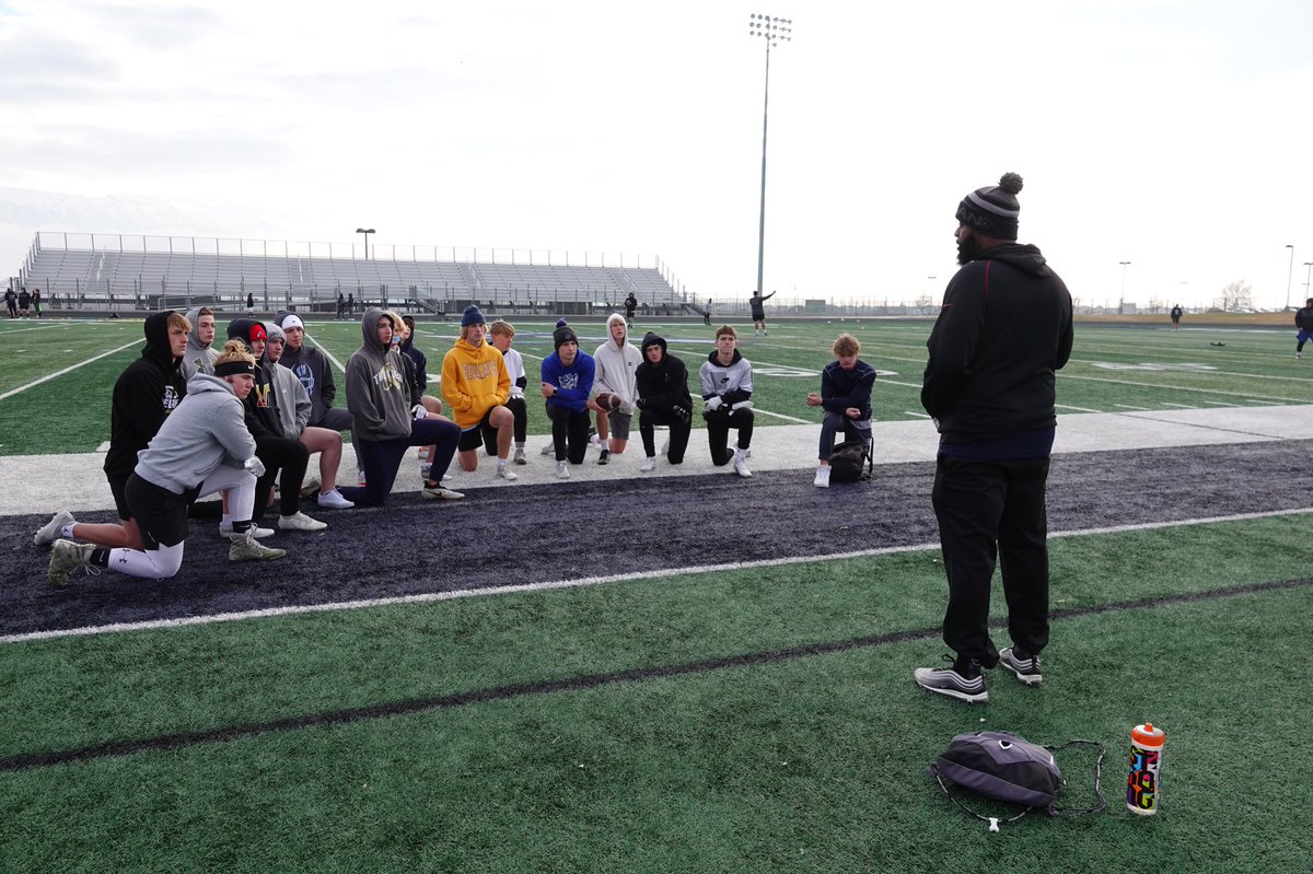 Utahstrikers7v7's tweet photo. Great advice and great training today from @DB_UElite and @RossApoWR_EZ #zapsquad #bleedblue https://t.co/Xl189ogOsO