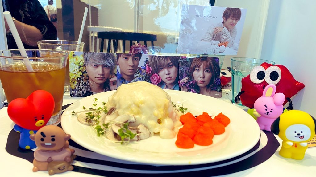 setchan13's tweet photo. 今日は違うヲタ活🤣友達とランチ😋
いろんなキャラクターと記念撮影📸✨
#AAACafe
#リッピー
#BT21 https://t.co/YFQn308fy5