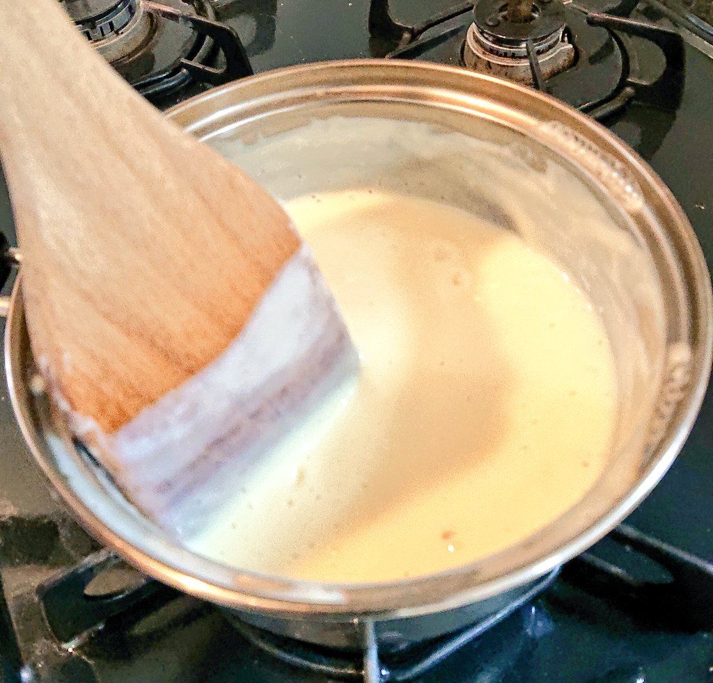 小麦粉と卵と牛乳と砂糖を混ぜて熱してカスタードクリームもどきを作ってみました✨味はプリン。