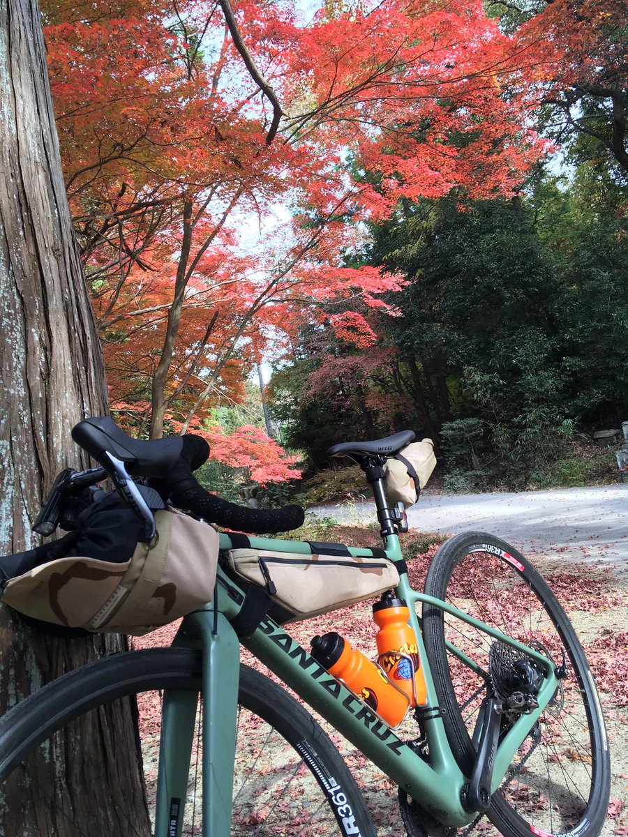 bluebluebike's tweet photo. パンクを気にしながらゆっくり帰宅🚴♂️
『DART TOOL』はそんなに苦労しないで取り付けれて、すぐに走行復帰できた。
矢の押し込み加減がイマイチ分からなかったけど大丈夫よね🤔
空気圧の抜けは帰宅してもほとんどなかったから、とりあえずは修理成功かね?
#DARTTOOL
#StansNoTubes https://t.co/ZbxgijRrP3