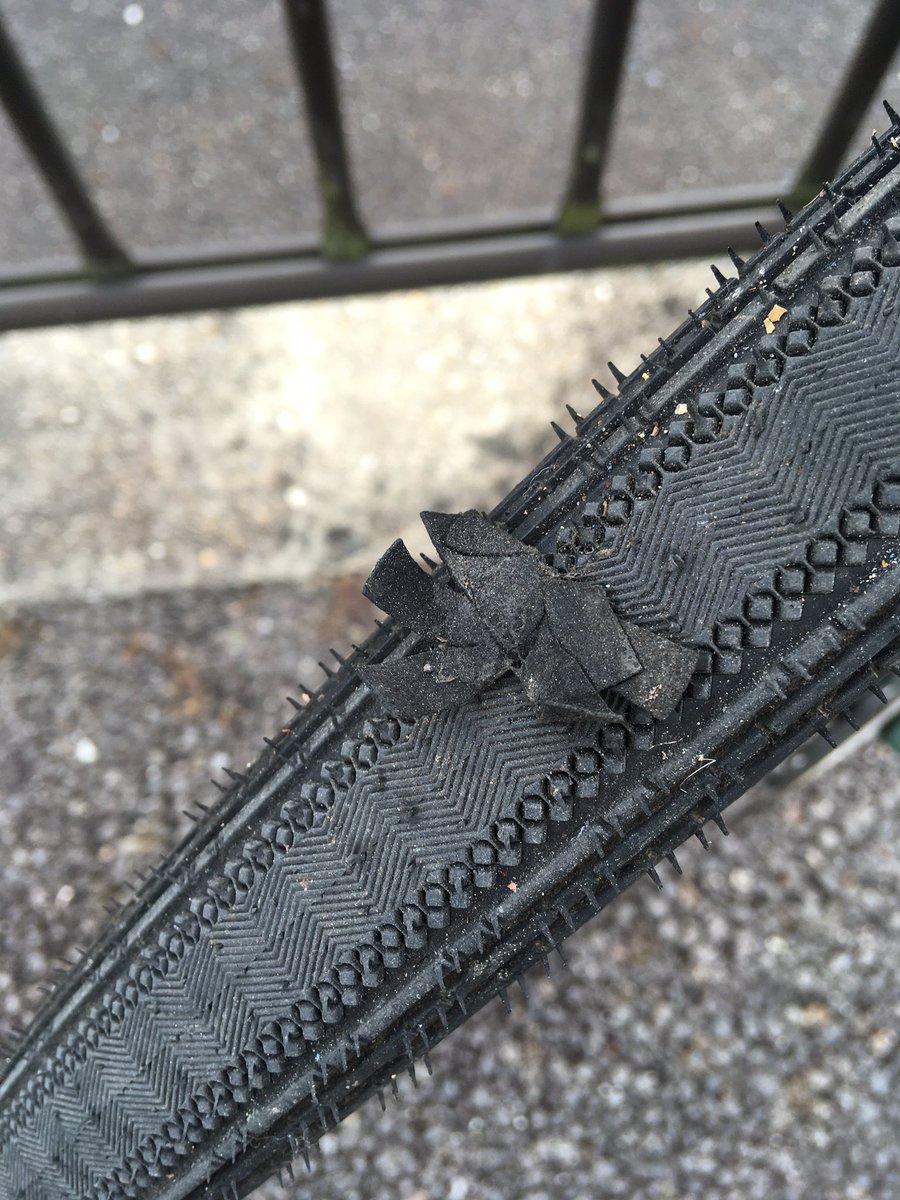 bluebluebike's tweet photo. パンクを気にしながらゆっくり帰宅🚴♂️
『DART TOOL』はそんなに苦労しないで取り付けれて、すぐに走行復帰できた。
矢の押し込み加減がイマイチ分からなかったけど大丈夫よね🤔
空気圧の抜けは帰宅してもほとんどなかったから、とりあえずは修理成功かね?
#DARTTOOL
#StansNoTubes https://t.co/ZbxgijRrP3