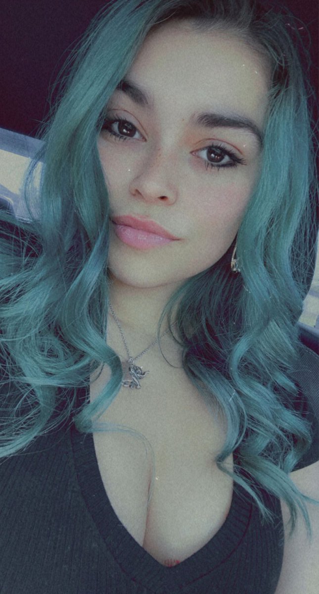 avaladez5's tweet photo. y’all i MISS my blue hair😭🥺 https://t.co/mOzjWZ8ibz