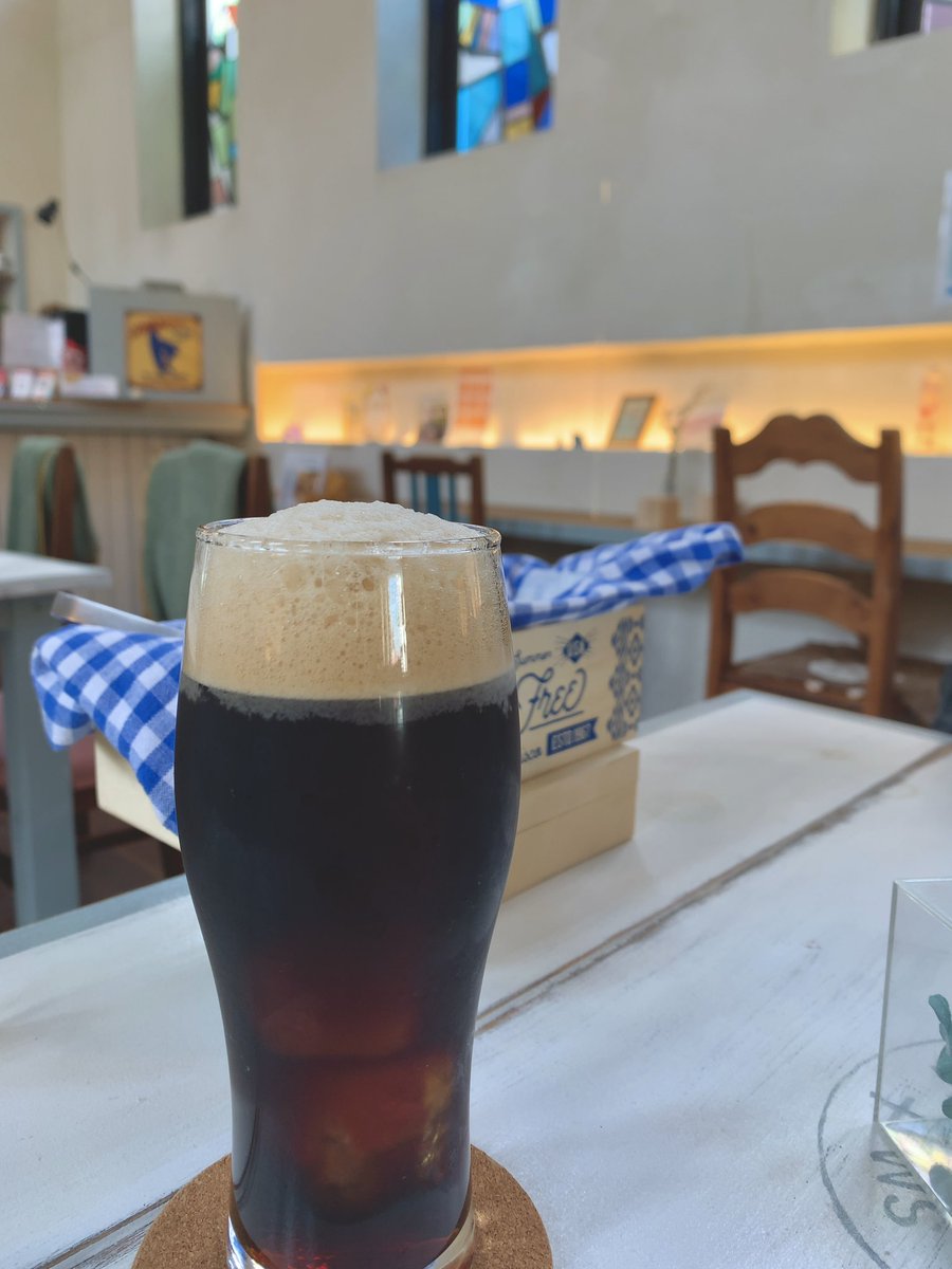 Shane_20512's tweet photo. 昼から黒ビールと言わんばかりのアイスコーヒーと、これを年中食べてたら歯が退化しそうなくらい飲めるぷるじゅわパンケーキ。美味しい。
#りんごとほうじ茶のパンケーキ
#wavesnow
#メニュー写真より実物がボリューミー https://t.co/8eDlTuztpx