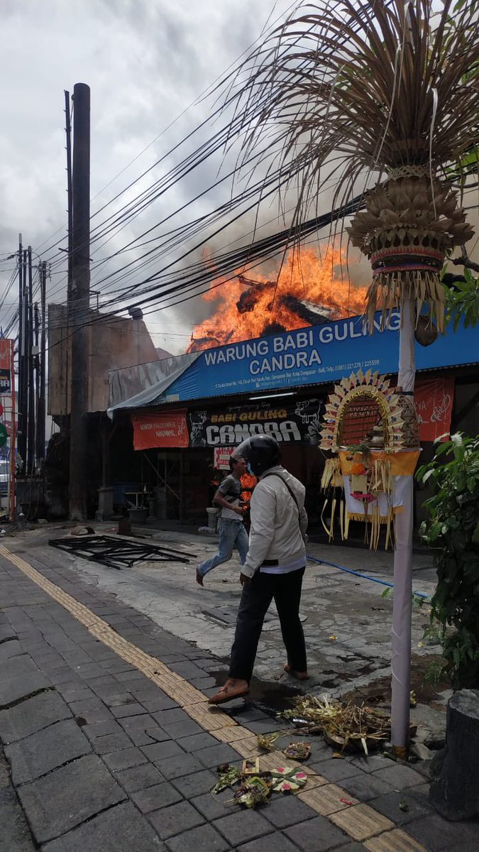 Sedang terjadi kebakaran di Warung Babi Guling Candra Teuku Umar Denpasar siang ini. 

Foto @Sui_Suadnyana