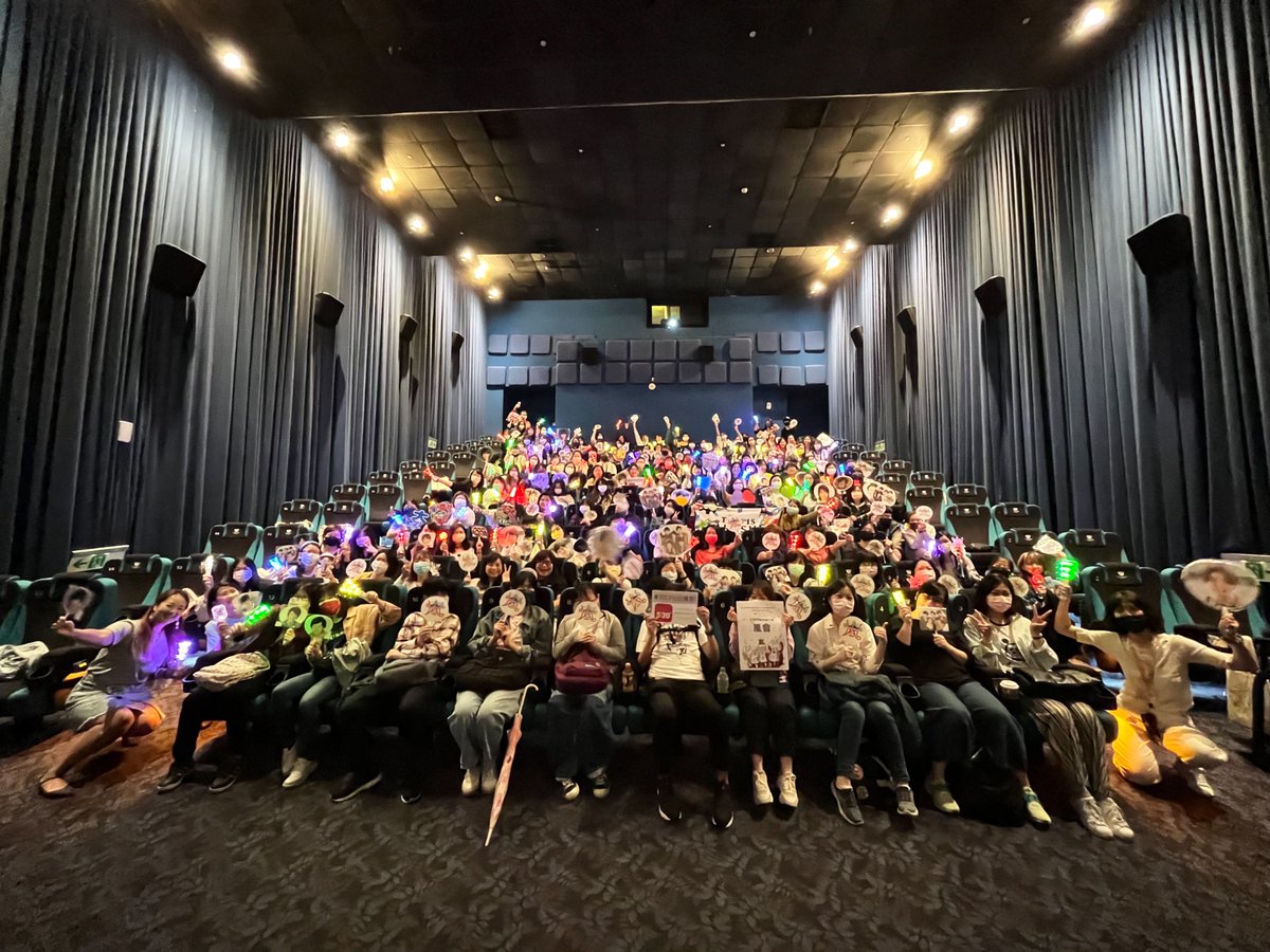 ChienHuiWang's tweet photo. 11/20 台北
友達と映画館の一部を貸し切って､嵐ファン達と5X20FILMを観ました｡凄く盛り上がった🥳 
彼らが最高な時間を過ごした本当に嬉しかったです｡
私も嵐映画を観たい😭
台湾に戻ったら､また嵐パーティーをしましょう｡

#ARASHI #5X20FILM #台湾嵐ファン
@arashi5official @arashi_livefilm https://t.co/FjxGGGKPgz