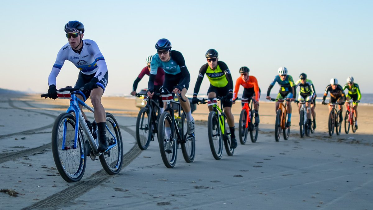 AzerionVillaVal's tweet photo. 🇧🇪#DPBE

26 km - We're halfway race! 🏁
@IvarSlik is part of the leading group! 🔥

📸 Arjen Schippers
#RideToWin https://t.co/ajZtMj6tWC