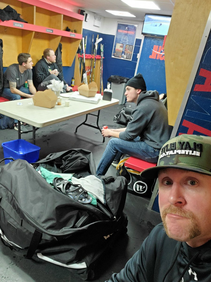 yxesnipers's tweet photo. Twitter after dark. Everyone watching hockey in the Molson room. Wings, o-rings, beers. Also 6 game losing streak 😬.
#OHHKAYY https://t.co/tR64Gmexqp