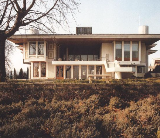 Rahmi Koç Evi (1980) Tarabya, İstanbul ( 1998 yılına kadar kullandığı evdir, sonra kiraya verdi..günümüzde Çin Konsolosluğu) Mimar: Sedad Hakkı Eldem