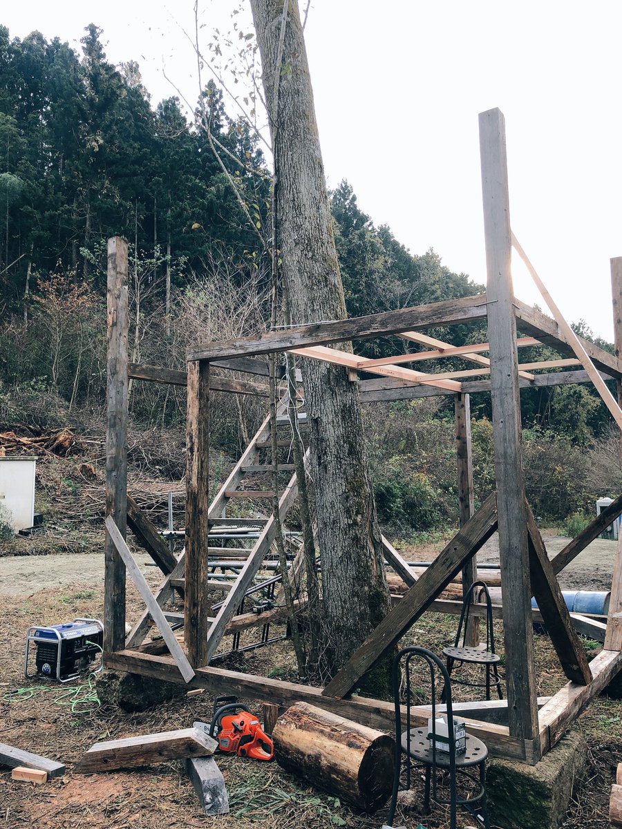 UnderCounty's tweet photo. 山小屋DIYが無事完成🛖👏
テント不要でコット泊やれますね!
後は内装を仕上げたいです♪
やっぱり薪ストーブだよね〜
雰囲気って大切だ。。。笑
本日もツリーハウスDIY🌲
はたしてどんな完成になるか笑
楽しみですね〜🙏
次のステップへ🪜🔥
#山開拓
#UnderCounty https://t.co/bCbq88nBDt