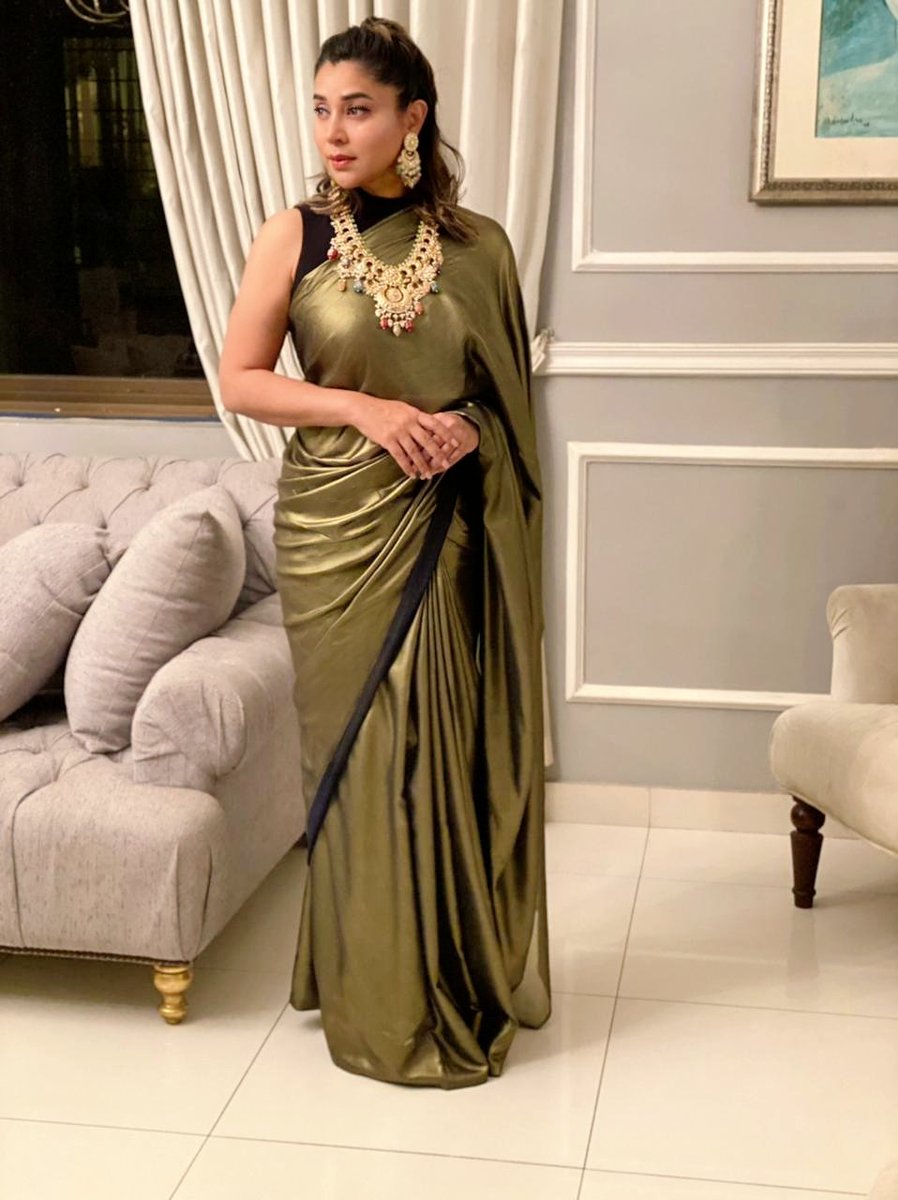 KomalRizviZ's tweet photo. Attending a Mehndi after ages!!! After many years I was reminded that it's SOOO FUN to get all jazzed up for a desi event!
Note to self: try to attend more mehndis! Wohooooo!
Jewelry by #allurebymht #KomalrizviOfficial #TrulyKomal #allurebymht #mehndi #pakistaniwedding https://t.co/znYTNwBZSX