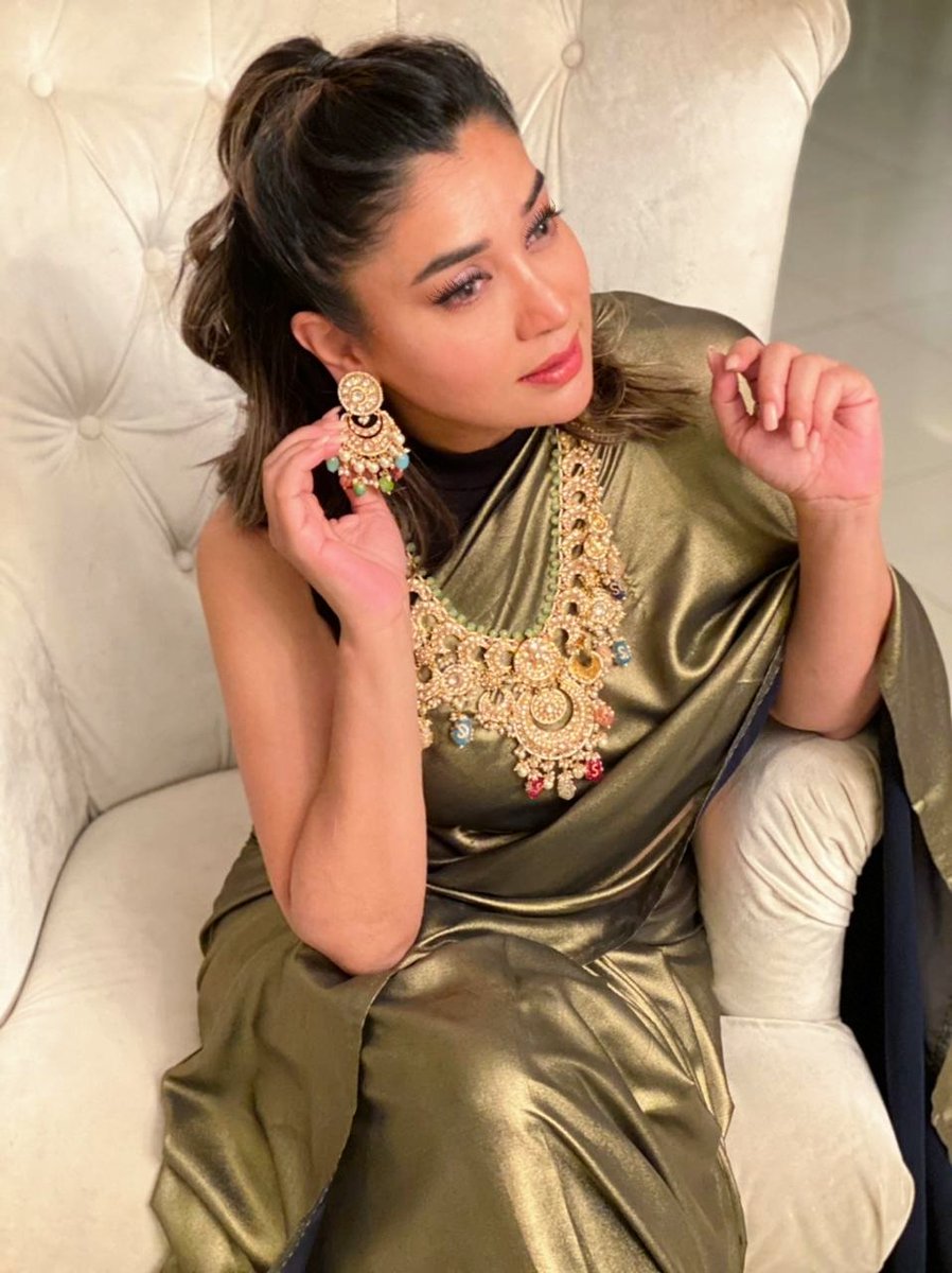 KomalRizviZ's tweet photo. Attending a Mehndi after ages!!! After many years I was reminded that it's SOOO FUN to get all jazzed up for a desi event!
Note to self: try to attend more mehndis! Wohooooo!
Jewelry by #allurebymht #KomalrizviOfficial #TrulyKomal #allurebymht #mehndi #pakistaniwedding https://t.co/znYTNwBZSX